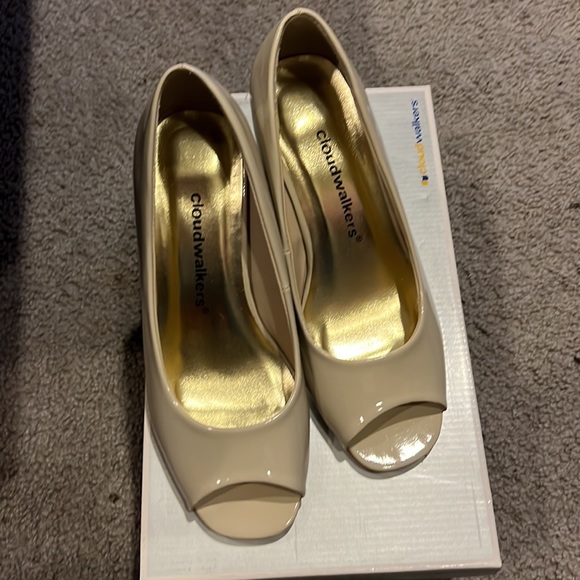 NWOT Avenue Debra Beige Open Toe Pump Heels 9W - Picture 5 of 7